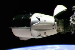 顺利接合，新型飞龙号太空船停靠国际太空站
