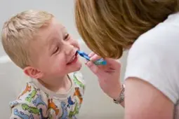 美研究：约 4 成儿童用太多牙膏，牙齿易生斑