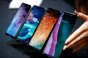 拆解三星 Galaxy S10+：硬件成本约 420 美元，屏幕、SoC 和镜头占一半