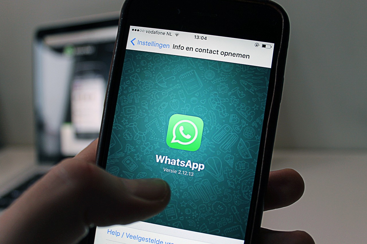 反制谣言假消息，WhatsApp 全球限传 5 接收人