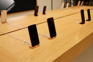 iPhone 2020 年新款，传均采用 OLED 面板