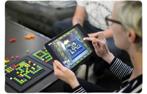 Bloxels 用实体积木方块自制虚拟游戏