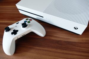 微软 Xbox 后续机种，一台传统主机一台串流主机