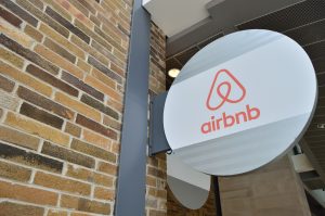 Airbnb 与法国房地产公司合作，解决共享经济监管困境