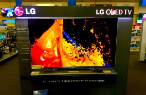 LGD 股价年摔 1/4，传急拉中国厂买 OLED 电视面板救援