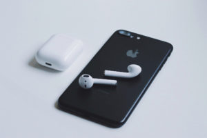 iPhone 将可用 AirPods 充电盒无线充电？美媒：不太可能