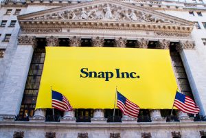 Snap 营收获利均超过分析师预期，盘后一度大涨近 30%