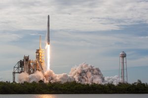 SpaceX 成功发射回收再使用的太空船“天龙号”进行太空站补给任务