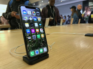 iPhone X 销售低迷，三星面临 OLED 产能过剩