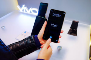 vivo 屏幕下指纹辨识怕不怕刮痕和破裂？来看看“暴力”测试的结果