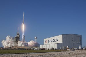 太空旅行近了！SpaceX 可回收火箭成功发射，航太成本大降