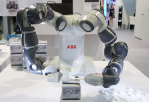 促进智慧制造发展，ABB 机器人实现虚实整合多元应用