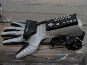 戴上手套就变驯“机”高手！国外玩家让任天堂 Power Glove 变身无人机操控器