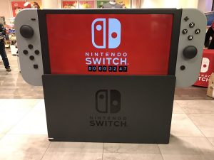 任天堂 Switch 主机的游戏卡带，你也想舔一口吗？