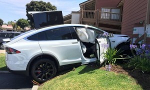 Tesla 电动车发生意外，驾驶丈夫质疑自动驾驶功能出问题