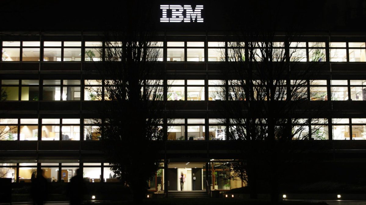 IBM 改造工程未竟全功，营收连 20 季衰退