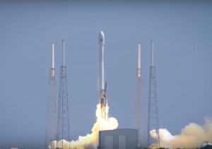 SpaceX 传捷报，猎鹰 9 号首度降落海上平台