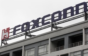 鸿海深耕机器人布局建“关灯工厂”，Foxbot 拟拓商用