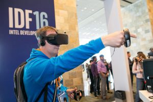 少了自家高性能 GPU 支援  Intel 的 VR 与 AI 布局仍困难重重