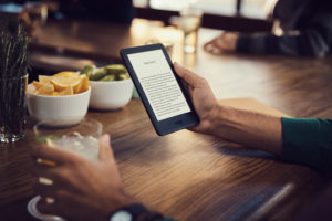 亚马逊推出新款 Kindle 价格稍升，加入背光功能