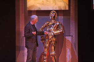 为了 C-3PO 的外壳，《星际大战：原力觉醒》片场有 3D 打印机