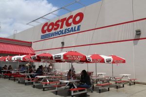 传统零售坍塌，Costco 市值凭什么 10 年涨 5 倍？