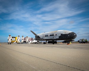 波音小型无人太空船 X-37B 完成试飞