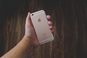 打脸 iPhone 8 延迟传闻？三星 OLED 传获苹果认证、6 月投产