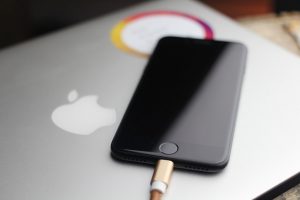 全世界都在向 USB Type-C 靠拢，但今年的新 iPhone 可能不会