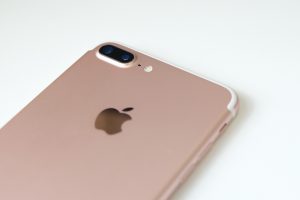 向首代机致敬！iPhone 8 传采用水滴设计非曲面屏幕