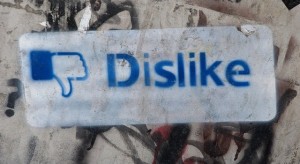 Facebook 的专利揭露“Dislike”按钮可能长这样