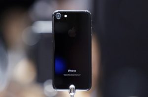 苹果 iPhone 7 热销供应链忙：台积电芯片代工受惠、鸿海拟扩产