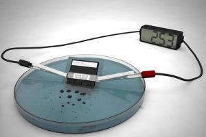 美科学家发明瞬态电池，投入水中 30 分钟可自行溶解