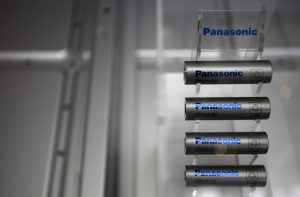 Panasonic 搭特斯拉狂飙，车用电池营收 3 年有望翻两倍