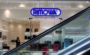 RIMOWA 智慧行李箱采用元太电子纸，托运更方便