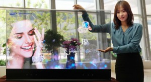 OLED+RealSense，三星展示 55 吋透明和镜面 OLED 屏幕