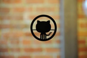 微软收购 GitHub 一周年，企业经营与开源社群的矛盾与冲突仍待解决
