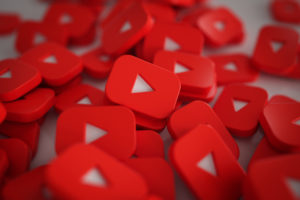 YouTube 新增提醒频道后台是否为中国-，方便观众筛选影片