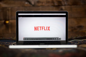 Netflix 订阅数下滑 13%，串流影音平台兴起购并潮