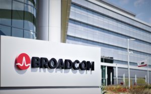 Broadcom Q4 芯片营收年减 7%，盘后自历史高点滑落