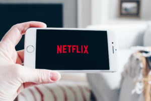 宅经济当道！Netflix 股价大涨 7%，Roku 盘后飙 10%