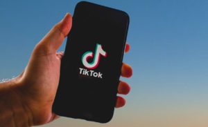 TikTok 再踢铁板，日本自民党决议促-禁中国 App