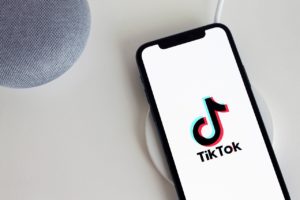 白宫拟封杀 TikTok 上架 App 商店，断绝广告收入