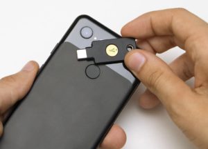 和密码说再见！Yubikey 推出从笔电到手机“一体适用”的 NFC 安全金钥